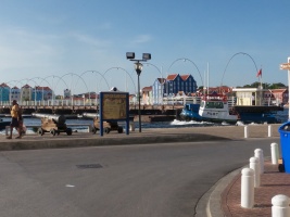 Swinging bRidge is open in Willemstad IMG 5374
